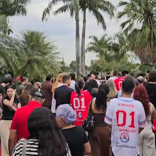 Com estudantes no vel&oacute;rio, aluno de Medicina &eacute; sepultado com batuque de atl&eacute;tica