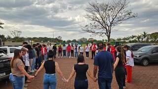 Multid&atilde;o se despede de aluno de Medicina ao som de batuque que ele comp&ocirc;s 