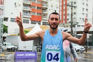 Campeões da Corrida do Facho têm atleta-guia de paralímpico e bombeira Campeões da Corrida do Facho têm atleta-guia de paralímpico e bombeira