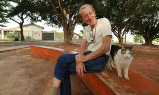Wilson tem 83 anos e a missão que ninguém lhe deu: cuidar da praça Wilson tem 83 anos e a missão que ninguém lhe deu: cuidar da praça