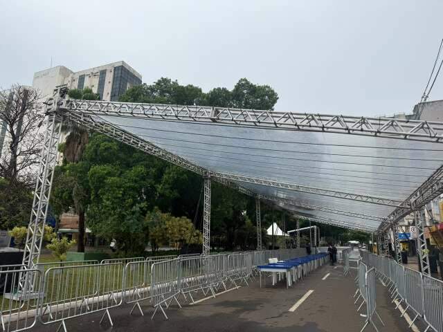 Sem desfile, bolo gigante &eacute; mantido como &uacute;nica atra&ccedil;&atilde;o do anivers&aacute;rio da Capital