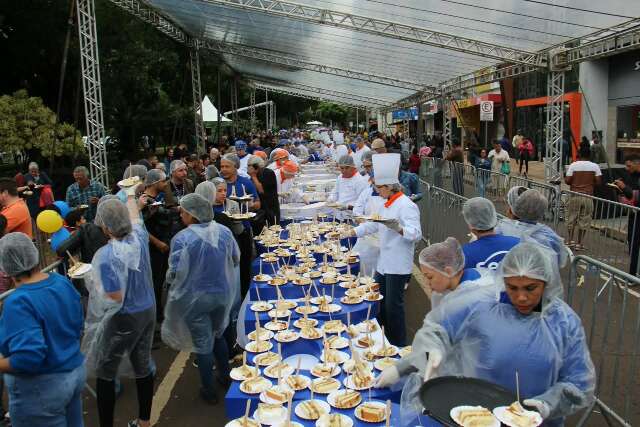 Bolo de 800 kg acaba em 40 min e campo-grandense torce para virar tradi&ccedil;&atilde;o