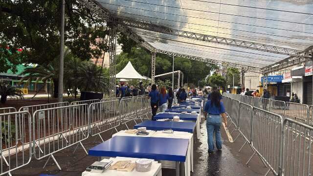 Tenda de 45 metros protege bolo gigante da chuva no anivers&aacute;rio da Capital 