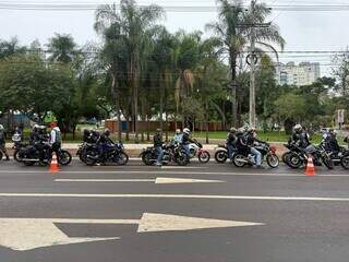 Mesmo sob chuva, moto clube mantém tradição no aniversário da Capital Mesmo sob chuva, moto clube mantém tradição no aniversário da Capital