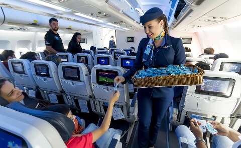 Anvisa aperta controle sobre &aacute;gua e comida servidas dentro de avi&otilde;es