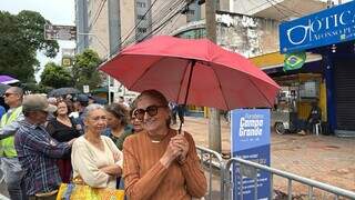 À espera de uma das 2,5 mil fatias de bolo, público chega 4 horas antes À espera de uma das 2,5 mil fatias de bolo, público chega 4 horas antes