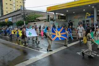 &ldquo;S&oacute; n&atilde;o desfila se chover canivete aberto&rdquo; &eacute; lema de quem marcha at&eacute; sem plateia