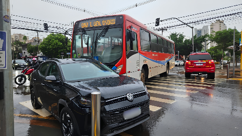 Casal de turistas da &Aacute;frica do Sul confunde sinaliza&ccedil;&atilde;o e &eacute; atingido por &ocirc;nibus