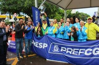 Campeões da Corrida do Facho têm atleta-guia de paralímpico e bombeira Campeões da Corrida do Facho têm atleta-guia de paralímpico e bombeira