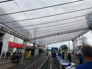 Tenda de 45 metros protege bolo gigante da chuva no aniversário da Capital Tenda de 45 metros protege bolo gigante da chuva no aniversário da Capital