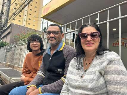 Sem saber do cancelamento, fam&iacute;lias aparecem para desfile de anivers&aacute;rio