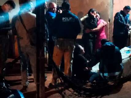 Homem de 56 anos &eacute; morto a tiros enquanto dormia na varanda de casa