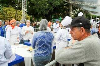À espera de uma das 2,5 mil fatias de bolo, público chega 4 horas antes À espera de uma das 2,5 mil fatias de bolo, público chega 4 horas antes