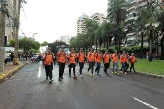 Marcha reúne fé, chuva e política no aniversário de Campo Grande Marcha reúne fé, chuva e política no aniversário de Campo Grande
