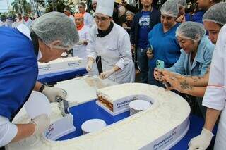 Bolo de 800 kg acaba em 40 min e campo-grandense torce para virar tradição Bolo de 800 kg acaba em 40 min e campo-grandense torce para virar tradição