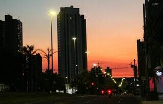 Quinta-feira ter&aacute; calor de at&eacute; 41&deg;C, ar seco e alerta de ventos fortes