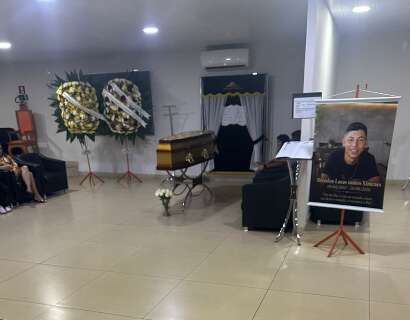 De caix&atilde;o fechado, fam&iacute;lia se despede de jovem morto em Itapema