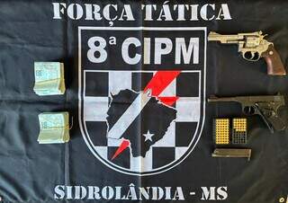 Carro usado em execução é apreendido com 2 armas e R$ 24 mil em espécie Carro usado em execução é apreendido com 2 armas e R$ 24 mil em espécie