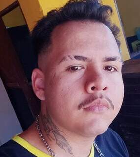 Grupo armado invade casa, rende mulher e mata rapaz na frente da família