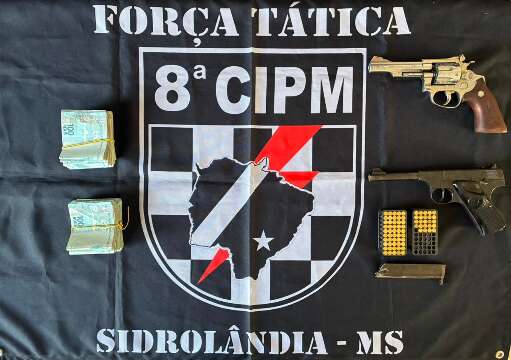 Carro usado em execu&ccedil;&atilde;o &eacute; apreendido com 2 armas e R$ 24 mil em esp&eacute;cie