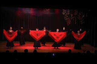 Flamenco toma conta da Morada dos Ba&iacute;s com 20 bailarinas nesta sexta