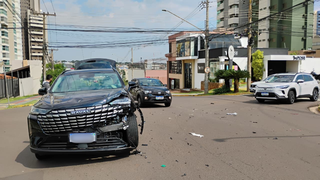 Acidente entre carros no cruzamento da antiga Furnas causa lentidão no trânsito Acidente entre carros no cruzamento da antiga Furnas causa lentidão no trânsito