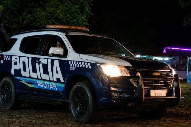 Grupo armado invade casa, rende mulher e mata rapaz na frente da fam&iacute;lia