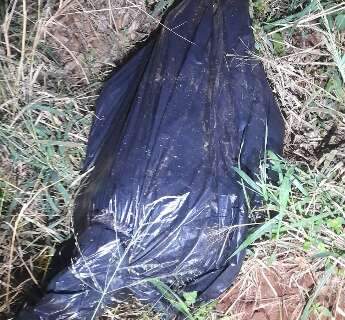 Corpo enrolado em lona preta &eacute; encontrado em mata