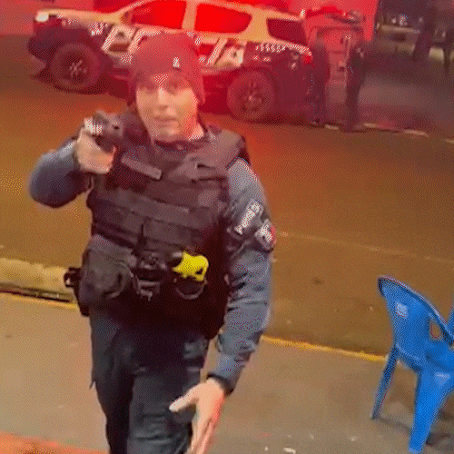 PM aponta arma para casal e derruba homem com taser em abordagem truculenta