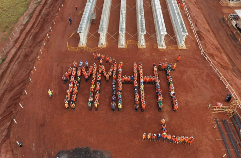 Oper&aacute;rios comemoram 1 milh&atilde;o de horas trabalhadas em obra de gigante da celulose