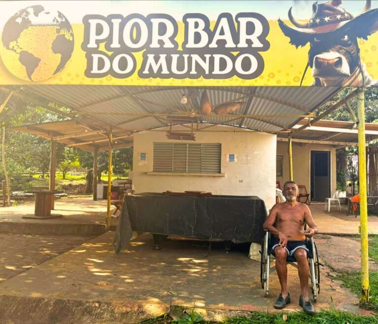 De banho de mijo à mesa no córrego, Jubinha mantém Pior Bar do Mundo