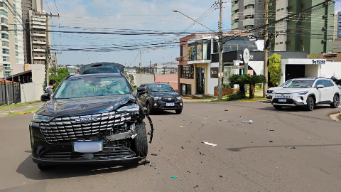 Acidente entre carros no cruzamento da antiga Furnas causa lentid&atilde;o no tr&acirc;nsito