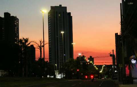 Quinta-feira ter&aacute; calor de at&eacute; 41&deg;C, ar seco e alerta de ventos fortes