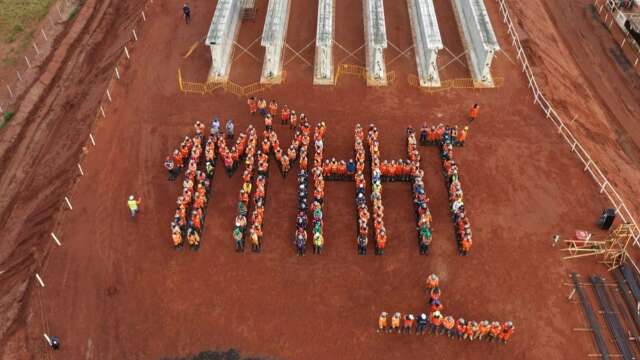 Oper&aacute;rios comemoram 1 milh&atilde;o de horas trabalhadas em obra de gigante da celulose