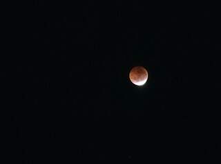 Eclipse lunar faz campo-grandense trocar o sono por show no céu Eclipse lunar faz campo-grandense trocar o sono por show no céu