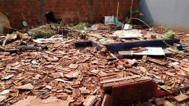 Casa de mulher desaparecida h&aacute; 3 meses &eacute; demolida com m&oacute;veis dentro