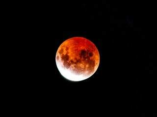 Eclipse lunar faz campo-grandense trocar o sono por show no céu Eclipse lunar faz campo-grandense trocar o sono por show no céu