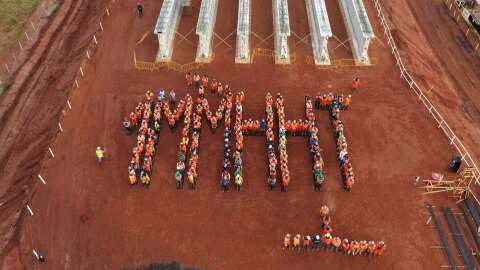 Oper&aacute;rios comemoram 1 milh&atilde;o de horas trabalhadas em obra de gigante da celulose