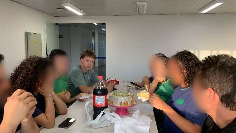 Finland&ecirc;s vira atra&ccedil;&atilde;o em escola e incentiva colegas a estudar idioma