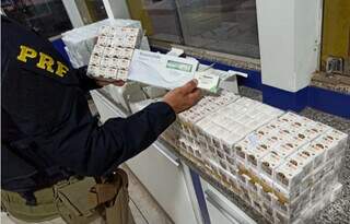 Carga com 1,9 mil emagrecedores e toxina botulínica é apreendida em rodovia Carga com 1,9 mil emagrecedores e toxina botulínica é apreendida em rodovia