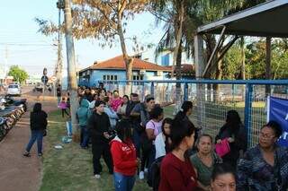 Senhas entregues antes do previsto geram confusão em fila do Primt Senhas entregues antes do previsto geram confusão em fila do Primt