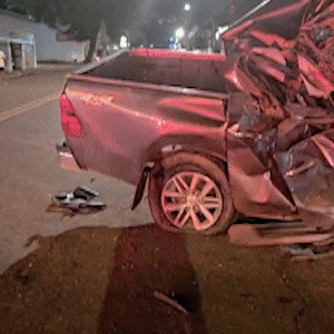 Hilux capota, fica completamente destru&iacute;da e motorista &eacute; preso por embriaguez