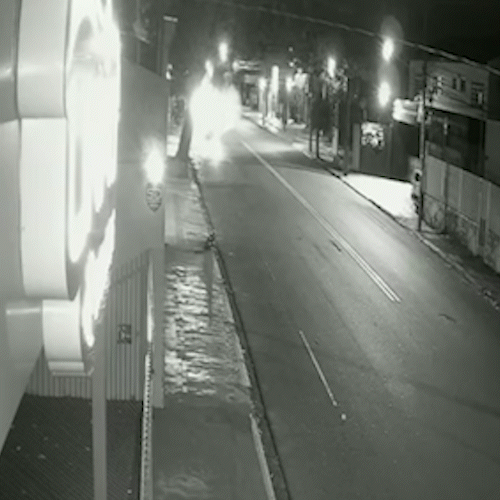 C&acirc;mera registra Hilux batendo em &aacute;rvore e arrastada por duas quadras