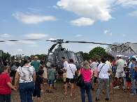 Mesmo com calor, fam&iacute;lias lotam evento para crian&ccedil;as serem "soldados por um dia"