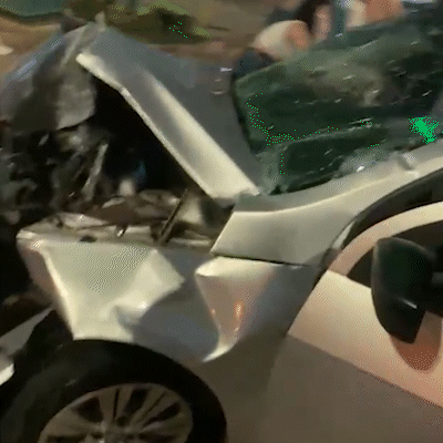 Carro atinge poste ap&oacute;s colis&atilde;o em cruzamento da Avenida Afonso Pena