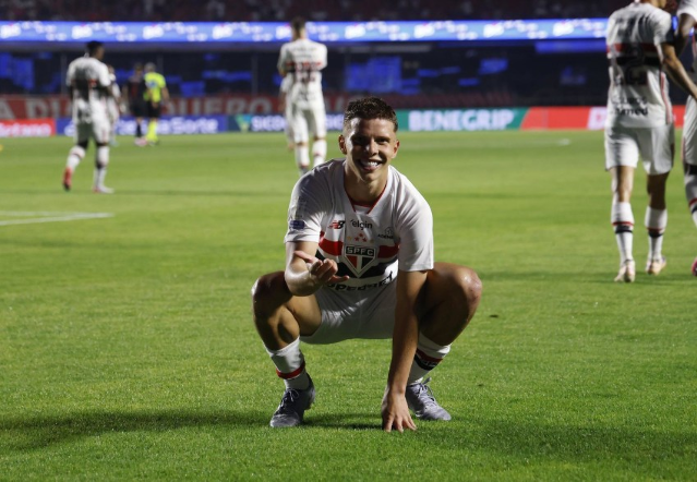 S&atilde;o Paulo derrota Bragantino e encerra jejum de dez partidas no Brasileir&atilde;o