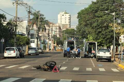 Idoso fica ferido em acidente com ambul&acirc;ncia no Centro