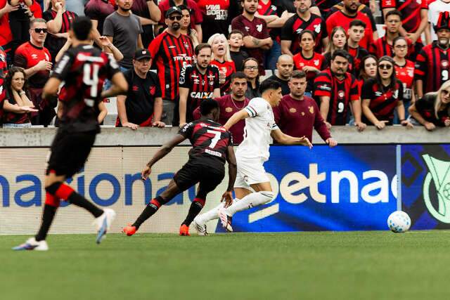 Gol de p&ecirc;nalti no fim salva Athletico-PR em empate com Fluminense