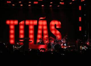 Show de rock combina com mesa? Público dos Titãs responde de pé Show de rock combina com mesa? Público dos Titãs responde de pé