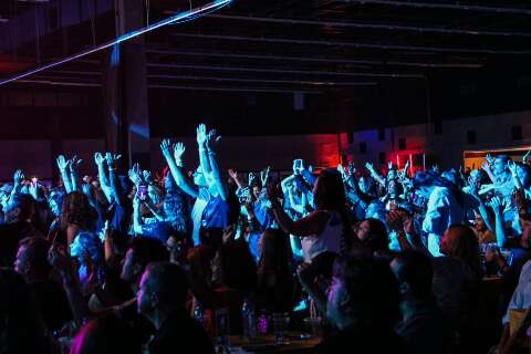 Show de rock combina com mesa? P&uacute;blico dos Tit&atilde;s responde de p&eacute;